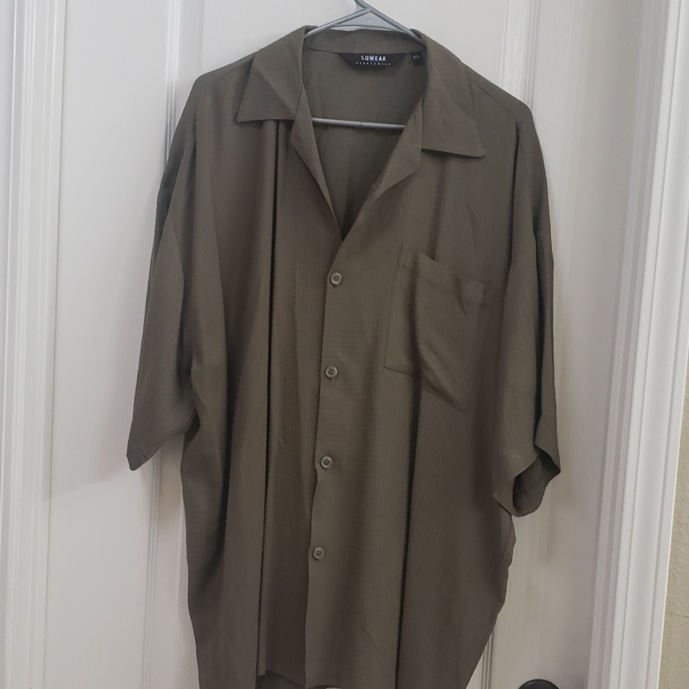 Men's Casual Button Down Dress Shirt....EUC